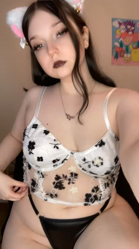 your PAWG emo babygirl wants your attention