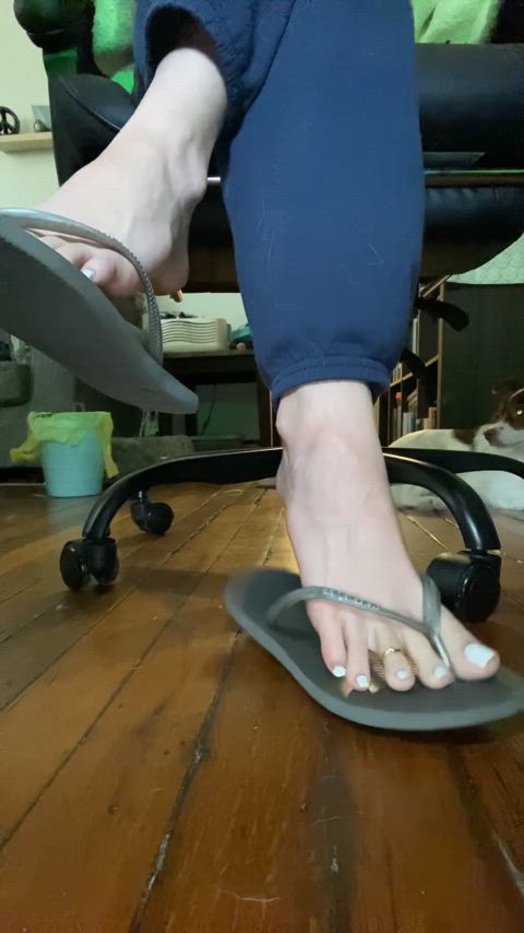 White toes and sexy flip flops