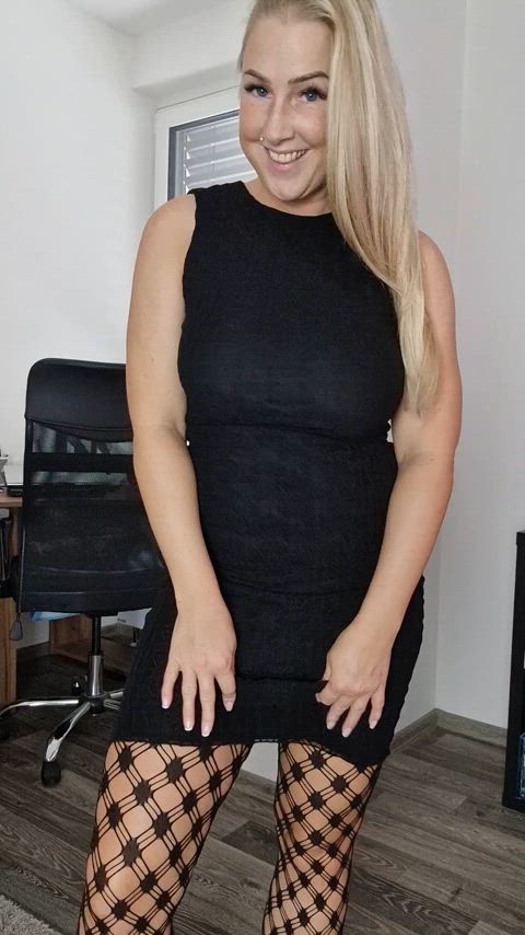 Milf pussy is ready, she wants your attention
