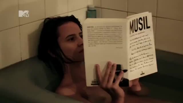 Bianca Comparato in A Menina Sem Qualidades Episode 3 (2013) - Topless on bathtub