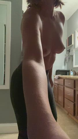 What do you think of mommy’s new leggings? [f]40