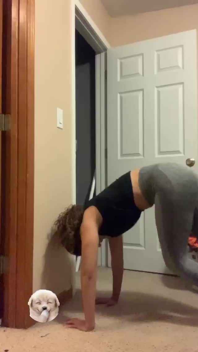 Macaiyla - Handstand 3