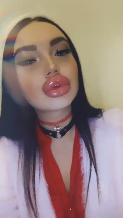 Wow, huge lips!!
