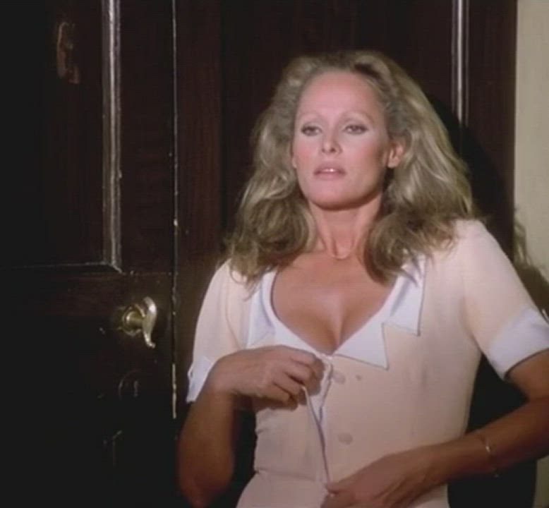 Ursula Andress ing