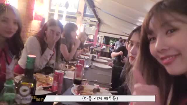 Siyeon's reaction to Yoohyeon