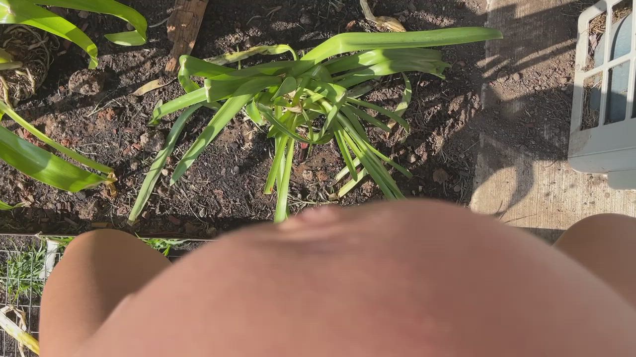 Watering my plants ? Enjoy all my weekly pissing clips and 5 pissing compilation