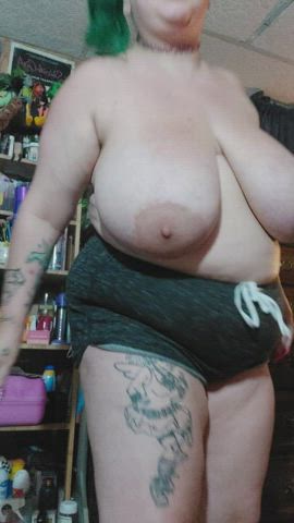 amateur boobs shorts gif
