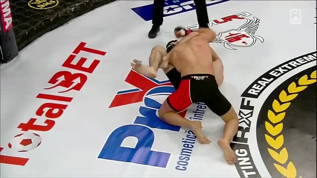 Darius Buda with an triangle choke at RXF32