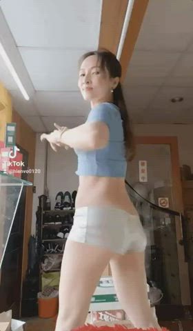 asian dancing twerking gif