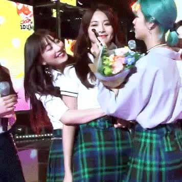 Jeongyeon applying blush while Jihyo smiles and Tzuyu just wants to get away