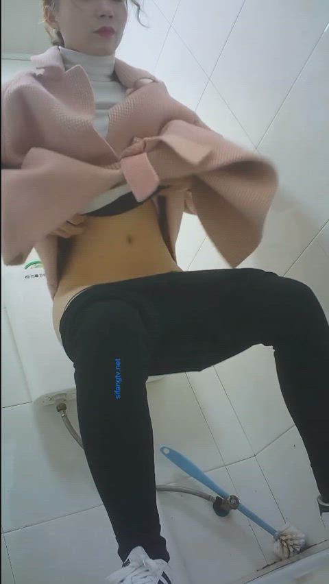 asian babe toilet gif