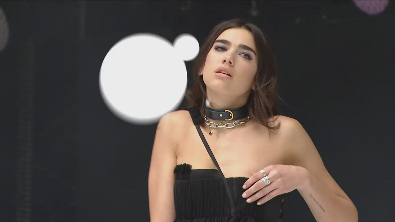 20 secs of dua lipa flashing her smooth armpits