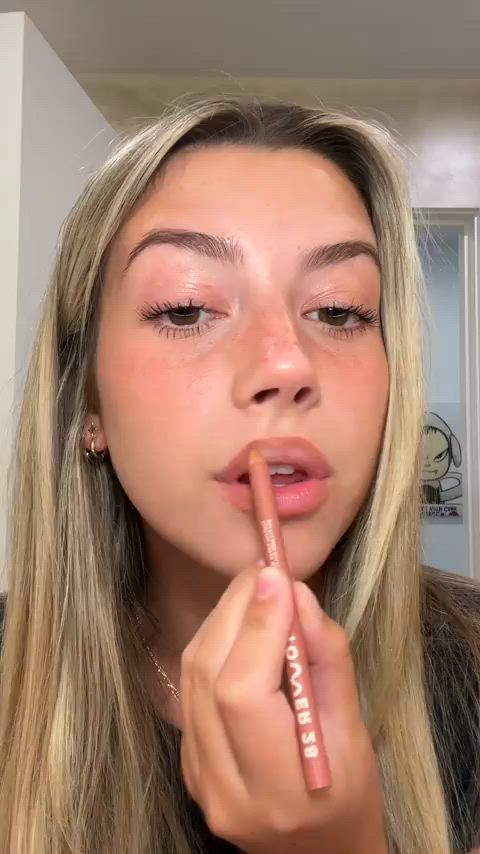 beautiful blonde lipstick lipstick fetish makeup makeup-fetish gif