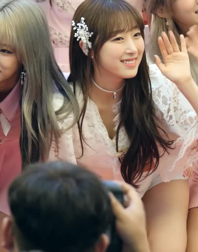 WJSN 우주소녀 SOOBIN downblouse