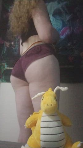 I got a cute new Dragonite plushie!🧡 And I'm shaking my booty with excitement🍑