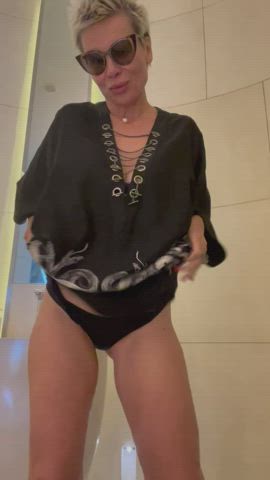 mother of thirty-year-old daughter,is looking for a lover [Titty Drop]