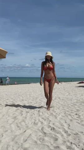 Esha Gupta in bikini 👙 One of the most desirable women of 2022 in Bollywood 🥵🔥