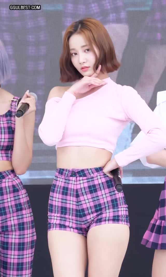 MOMOLAND Yeonwoo Crazy Lines .gif