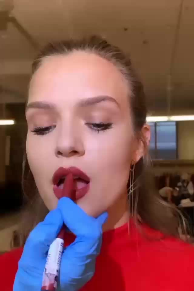 Wish Josephine Skriver would open her mouth like this to accept my cock ♥️