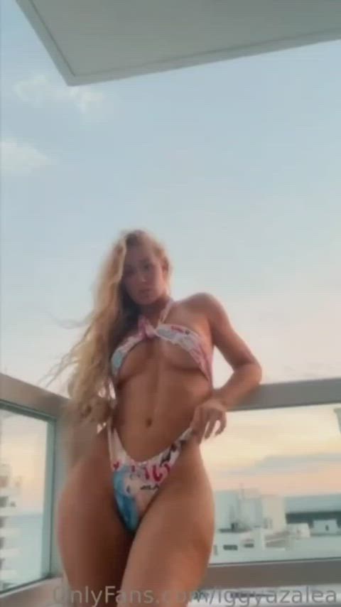 big tits bikini blonde celebrity cleavage fake tits iggy azalea onlyfans thick gif