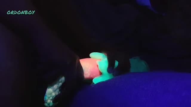 UV poundin' my alien plant ;3