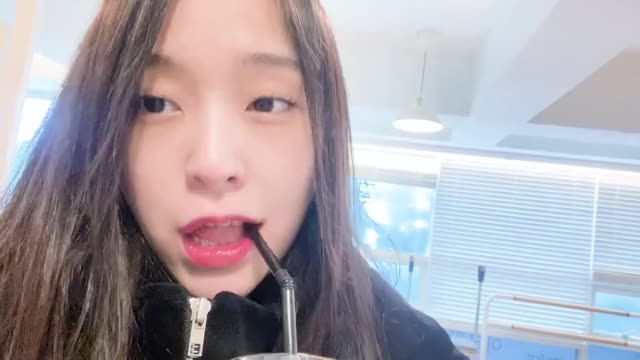 Gahyeon's drink is too bitter