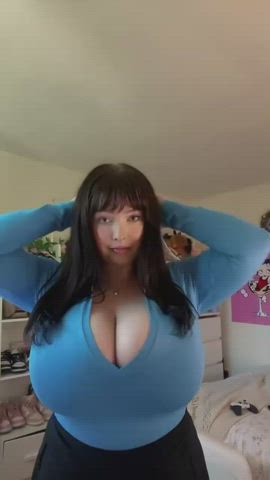 busty huge tits jiggling gif