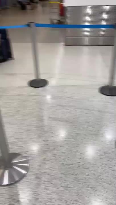 Une femme se met nue dans le terminal de l’aéroport de Miami