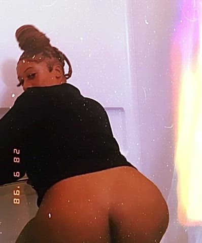 twerking this fat n***** ass of mines like I was told it needs to be filled 👅🥰
