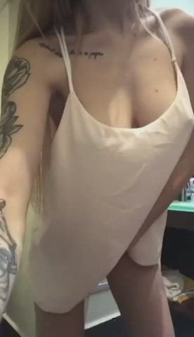 ??Extremely cute babe showing her tits [must watch] [link in comment]??