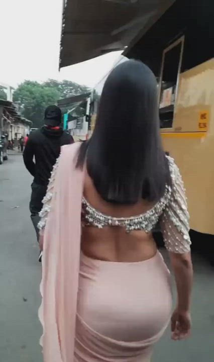 Mrunal Thakur's desi ass entering into bollywood.