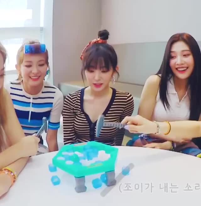 '니들 모해! ' 레드벨벳(Red Velvet), 음악방송 대기실에서~ [NewsenTV]