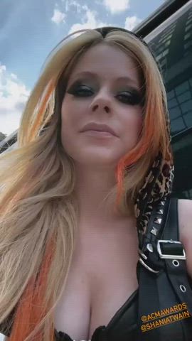 avril lavigne cleavage natural tits gif