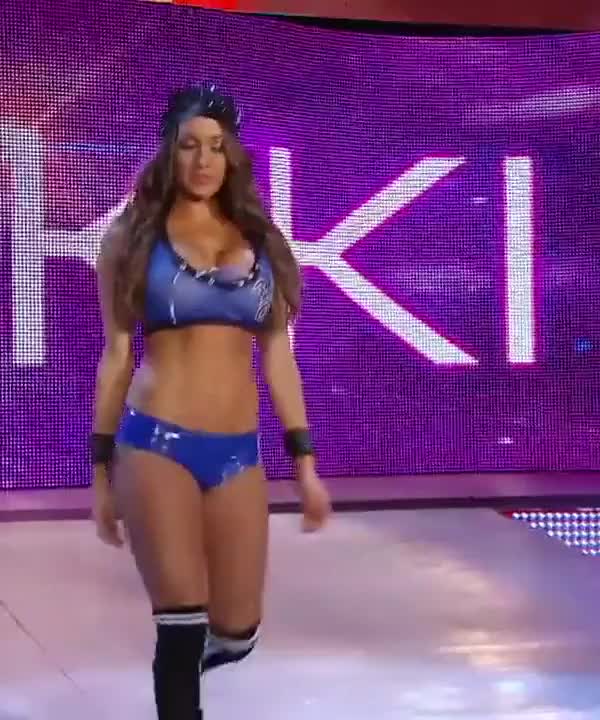 Nikki-Bella-Main-Event