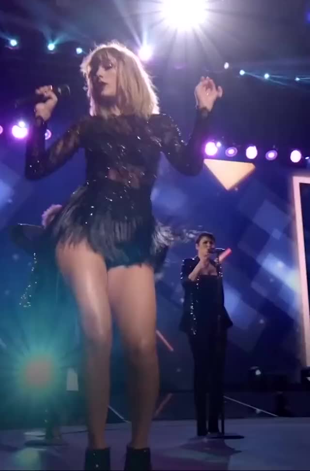 Taylor Swift shaking it