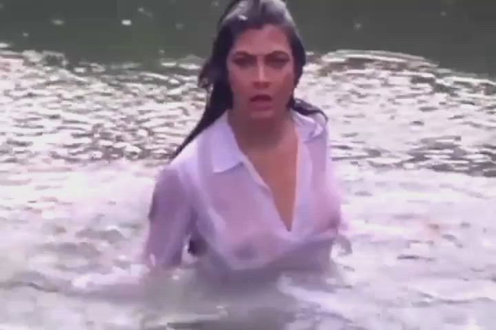 Kimi Katkar Boobs