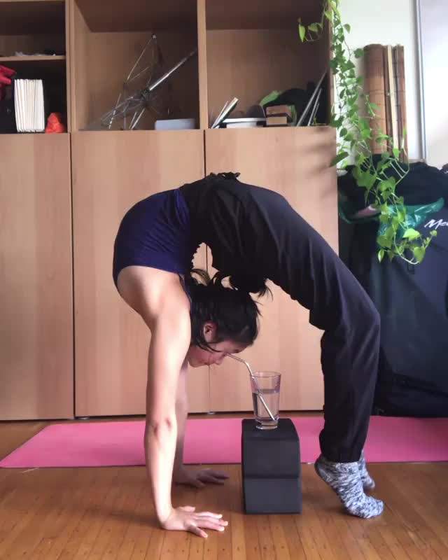 @kasha_konaka drinks water in a backbend handstand