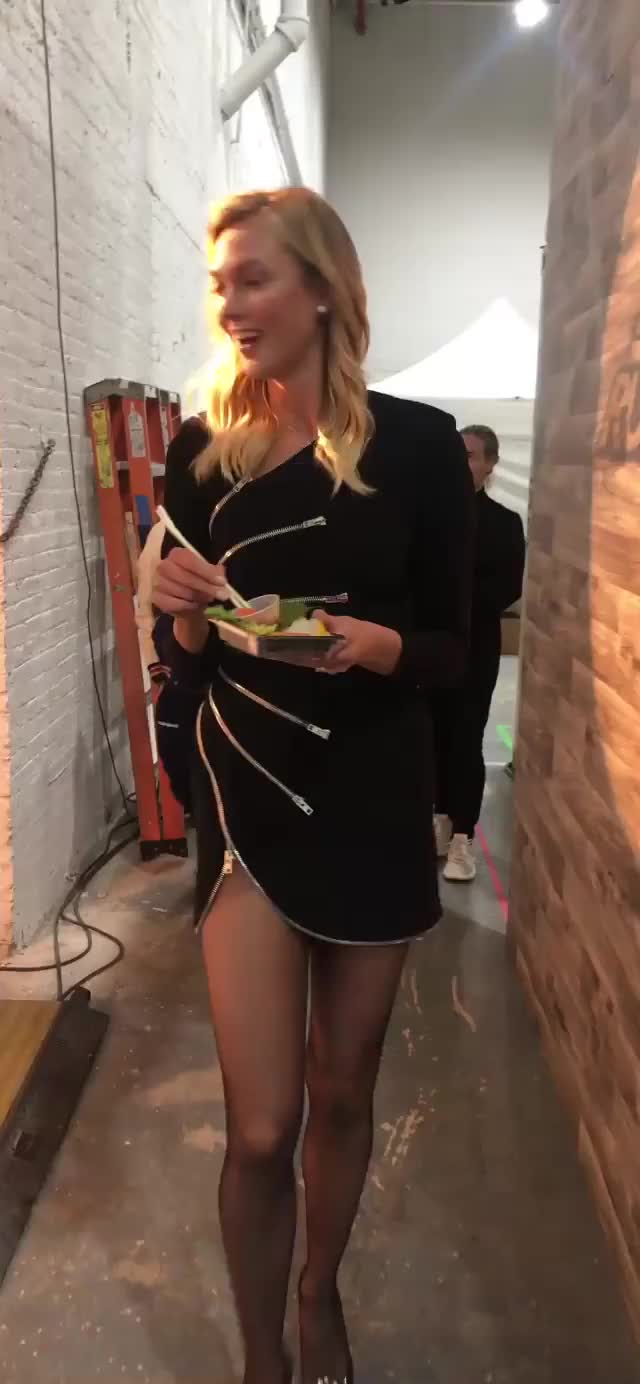 Karlie Kloss - (11.14.18) Instagram Story