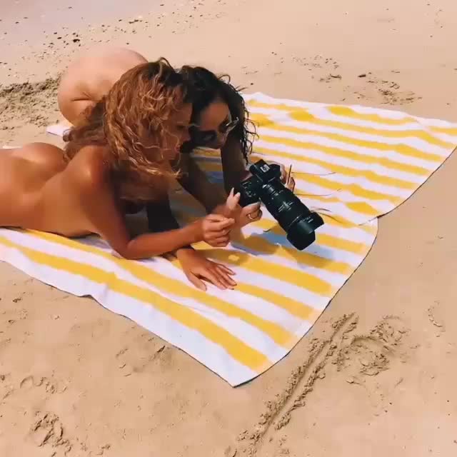 Nude photosession at the beach