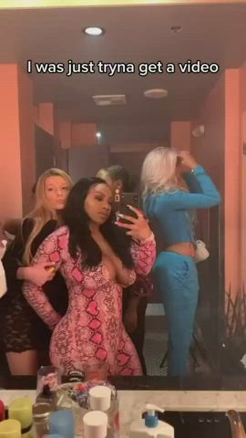 bathroom friends girlfriends girls r/girlswhoswallowcum gif