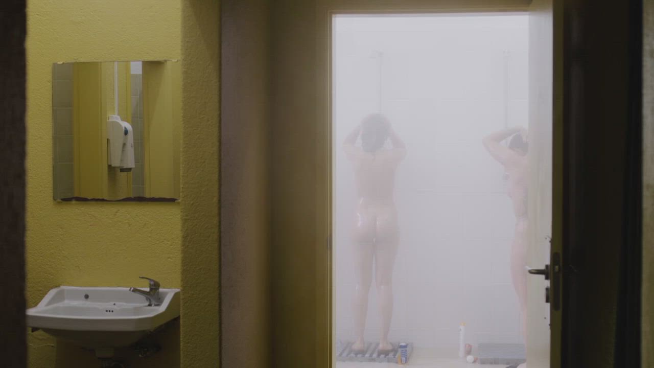 Bathroom Boobs Portuguese gif