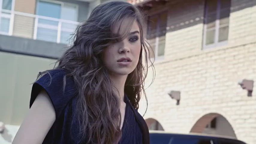 celebrity hailee steinfeld sexy gif