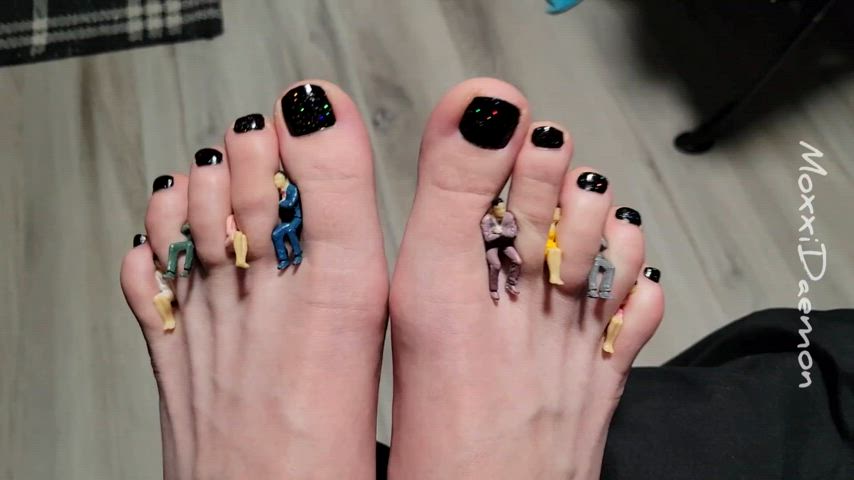 fansly feet feet fetish fetish foot fetish giantess goth toes gif