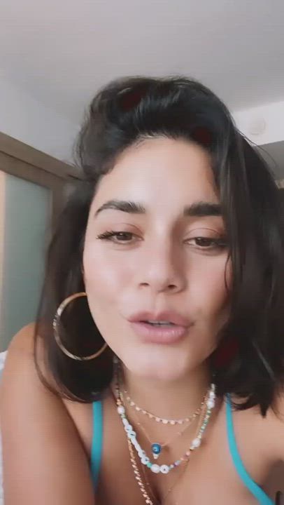 Cleavage Natural Tits Vanessa Hudgens gif