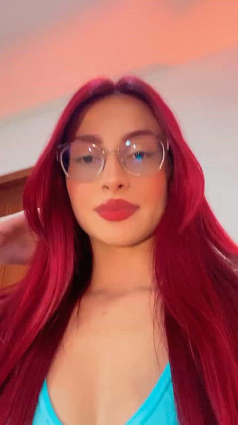 glasses red hair redhead fit-girls girls-with-glasses latinas selfies gif