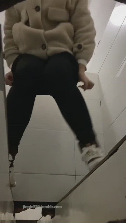 asian babe toilet gif