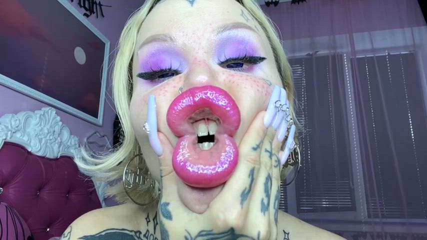 amateur bimbo bimbofication blonde fake lips fake tits onlyfans bimbos goth-girls