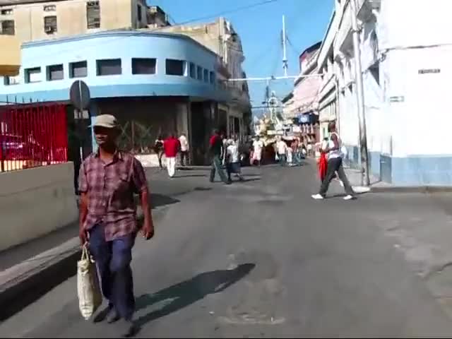 Cuba Travel - Santiago de Cuba: Calle Enramada - Main Shopping Street