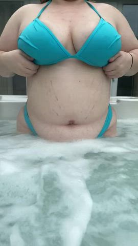 Hot tub tit drop💦