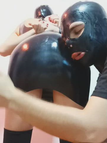 I love how my Daddy enjoy my ass en latex ♥≧◠‿◠≦♥